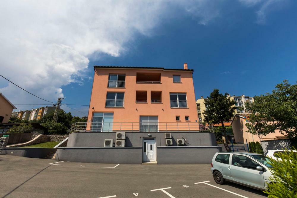 Sandra With Free Private Parking Apartmán *